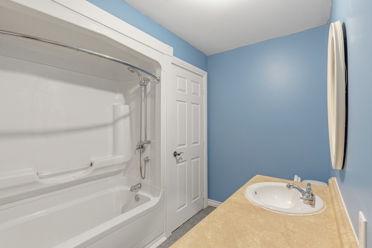 Salle de bains — 106, Rue de l'Adamas, Saint-Colomban, J5K2C7, Saint-Colomban