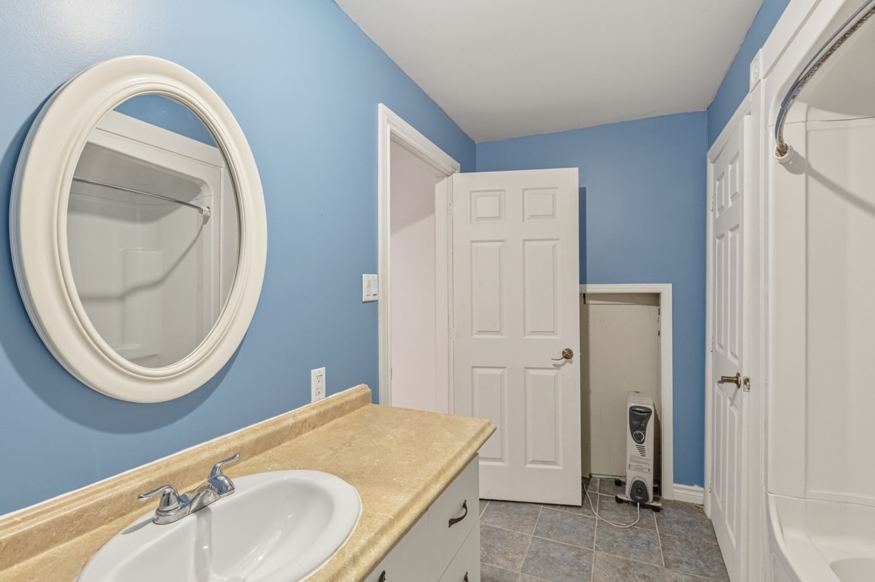 Salle de bains — 106, Rue de l'Adamas, Saint-Colomban, J5K2C7, Saint-Colomban