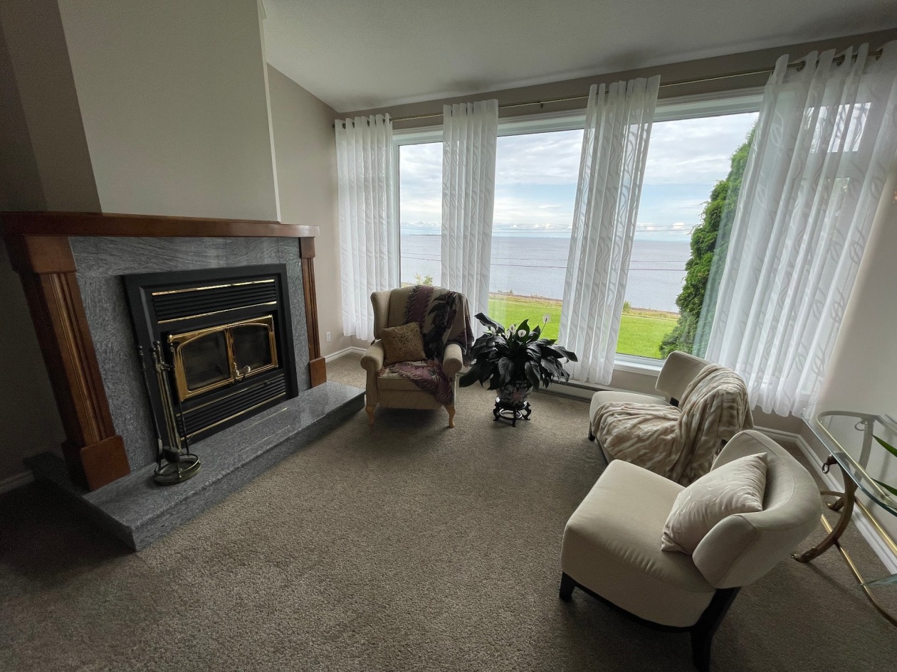 Salon — 983, Boul. de l'Anse, Roberval, G8H2N1, Roberval
