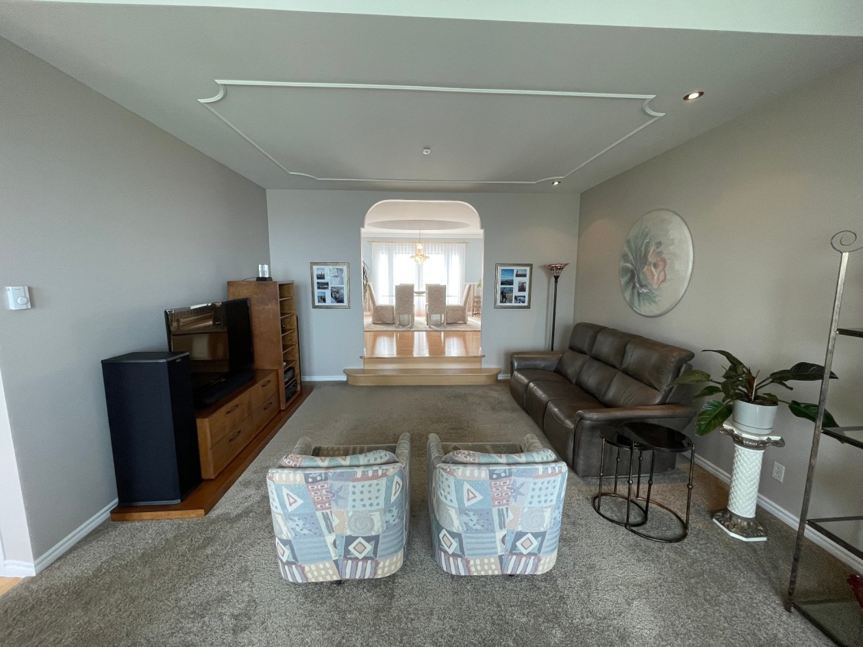 Salon — 983, Boul. de l'Anse, Roberval, G8H2N1, Roberval