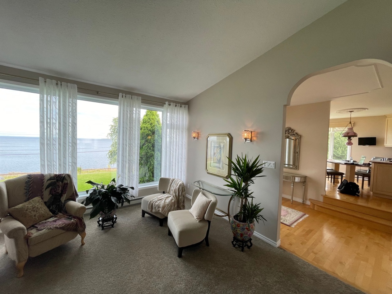 Salon — 983, Boul. de l'Anse, Roberval, G8H2N1, Roberval