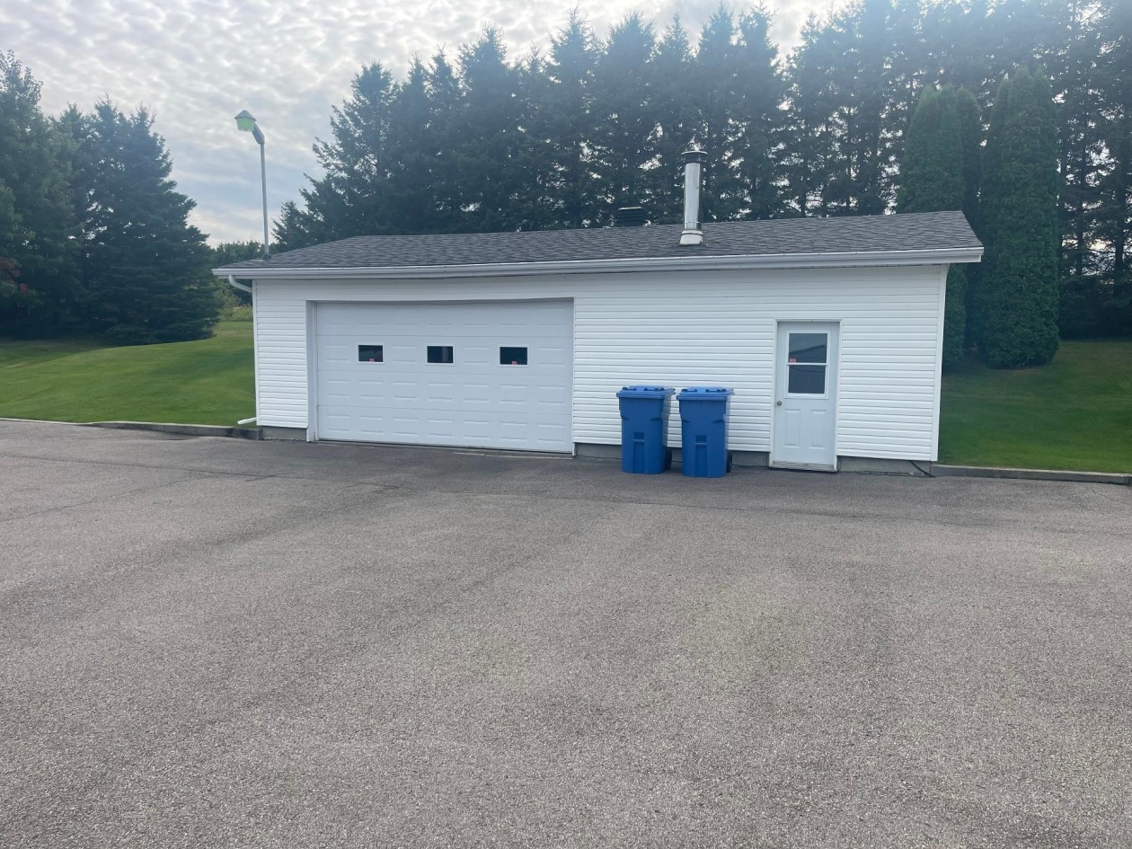 Garage — 983, Boul. de l'Anse, Roberval, G8H2N1, Roberval