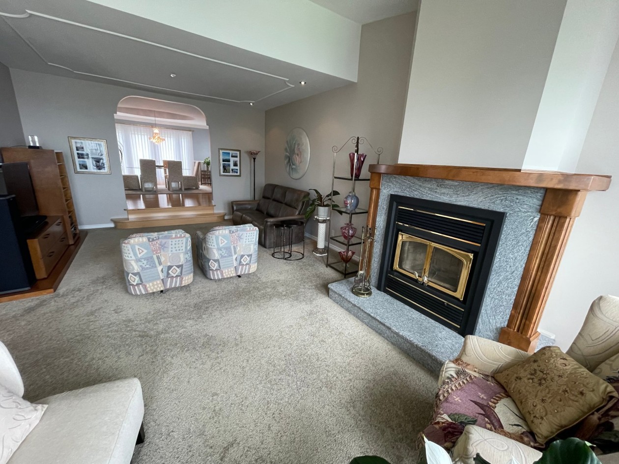 Salon — 983, Boul. de l'Anse, Roberval, G8H2N1, Roberval