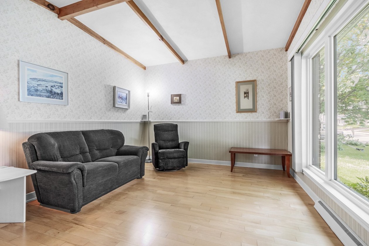 Salon — 1448, Rue du Zéphyr, Québec (Sainte-Foy/Sillery/Cap-Rouge), G2G1N5, Québec (Sainte-Foy/Sillery/Cap-Rouge)