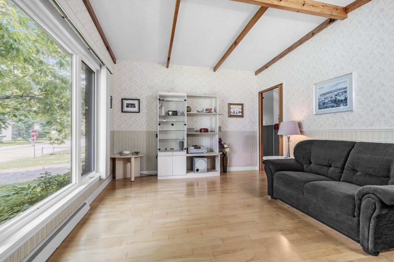 Salon — 1448, Rue du Zéphyr, Québec (Sainte-Foy/Sillery/Cap-Rouge), G2G1N5, Québec (Sainte-Foy/Sillery/Cap-Rouge)