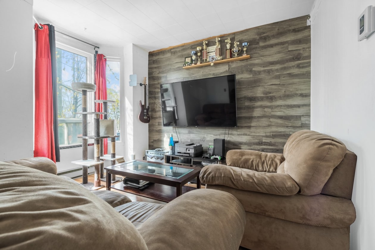 Salon — 129 - 131, 58e Rue E., Québec (Charlesbourg ), G1H2E7, Québec (Charlesbourg )