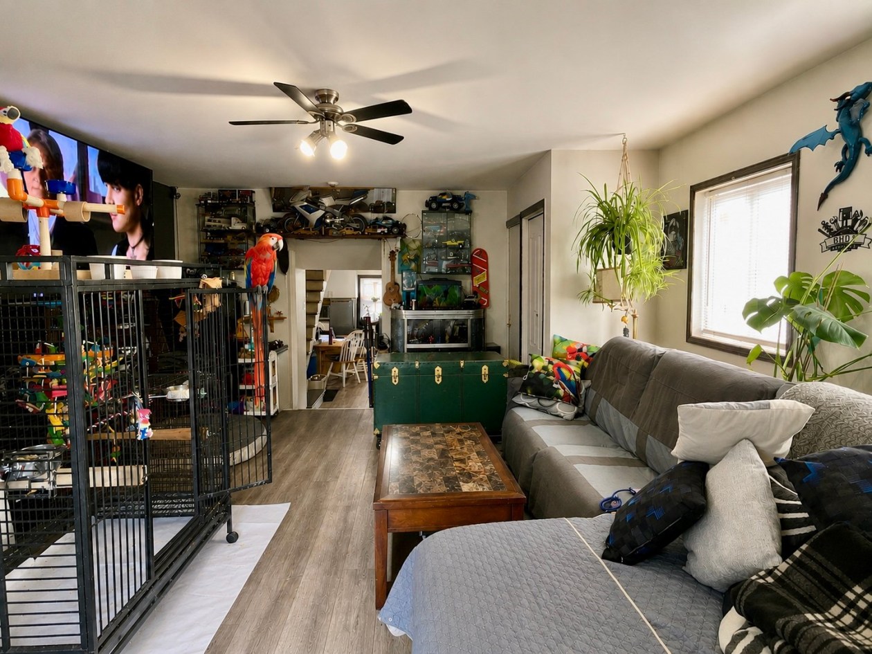 Salon — 2389, Rue Oscar, Sainte-Julienne, J0K2T0, Sainte-Julienne