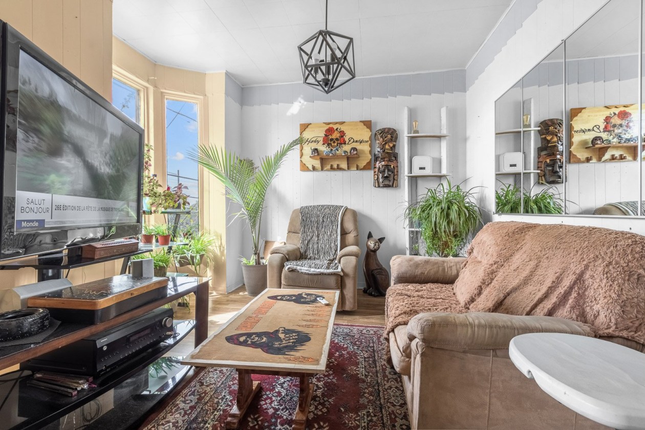 Salon — 129 - 131, 58e Rue E., Québec (Charlesbourg ), G1H2E7, Québec (Charlesbourg )