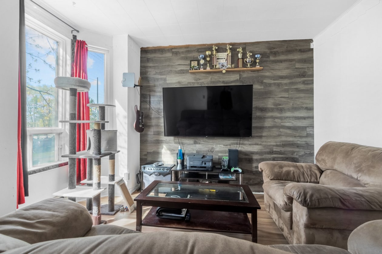 Salon — 129 - 131, 58e Rue E., Québec (Charlesbourg ), G1H2E7, Québec (Charlesbourg )