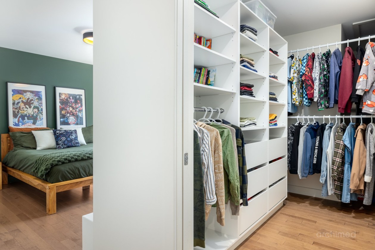 Penderie — 430, Rue des Pins, Saint-Bruno-de-Montarville, J3V2S5, Saint-Bruno-de-Montarville
