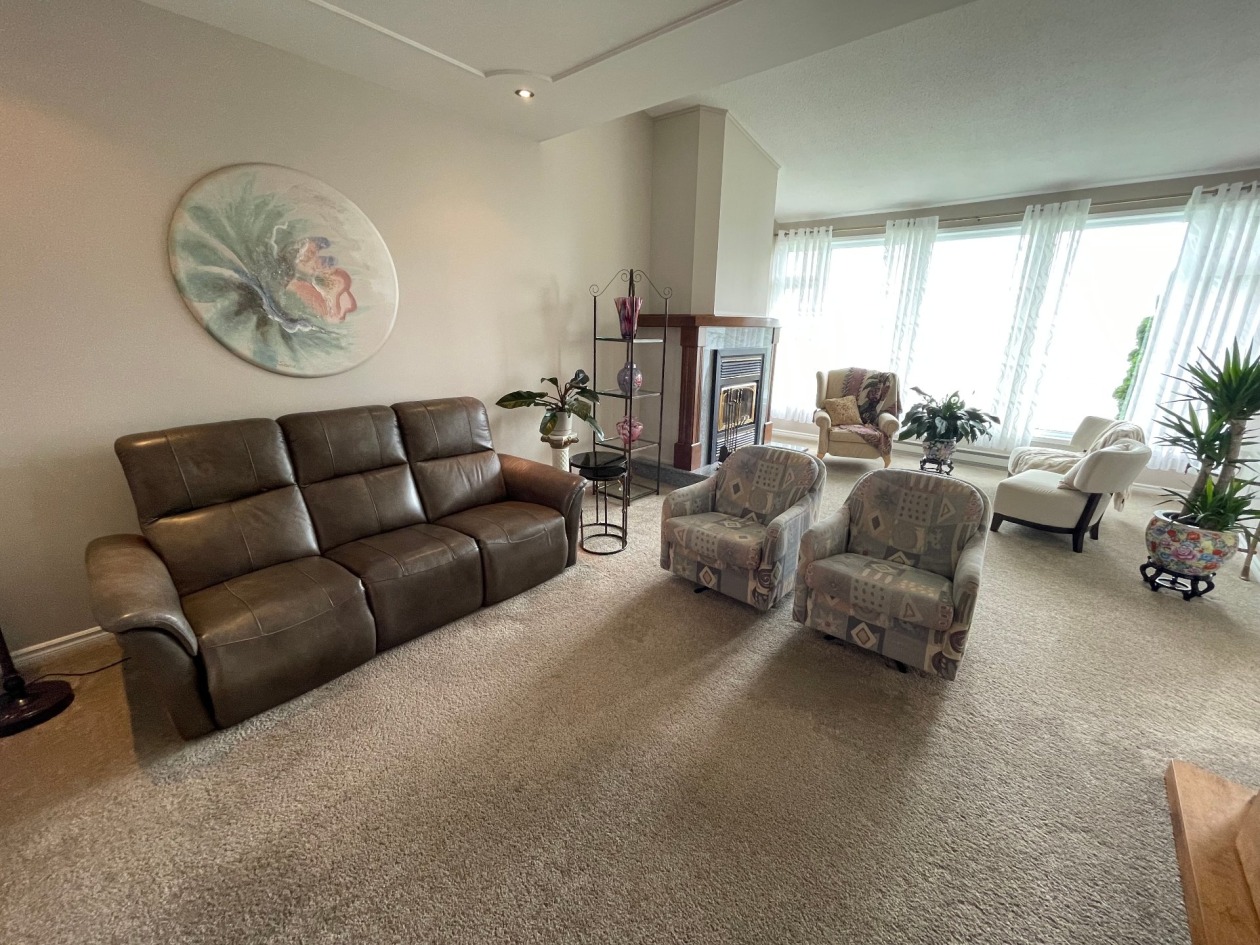 Salon — 983, Boul. de l'Anse, Roberval, G8H2N1, Roberval