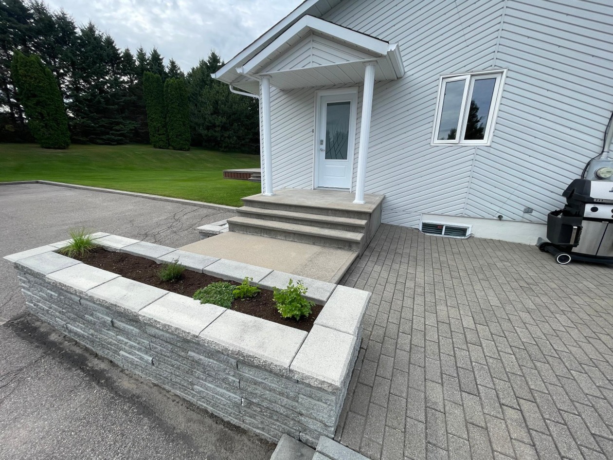 Entrée extérieure — 983, Boul. de l'Anse, Roberval, G8H2N1, Roberval