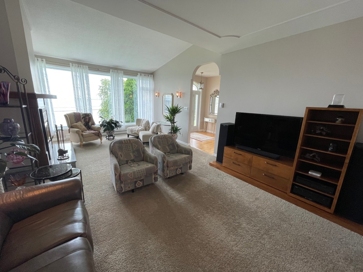 Salon — 983, Boul. de l'Anse, Roberval, G8H2N1, Roberval
