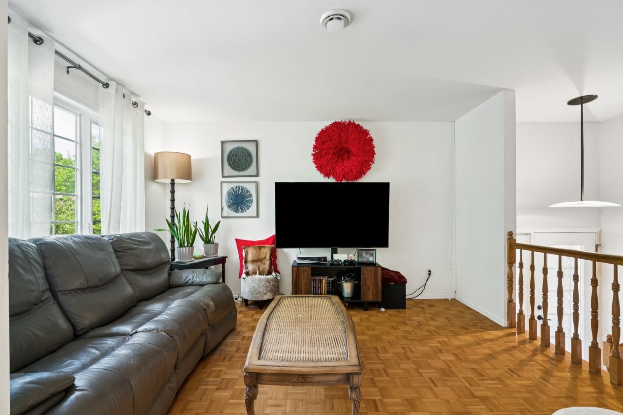 Salon — 4960, Rue Wilfrid, Montréal (Pierrefonds-Roxboro), H8Y3J6, Montréal (Pierrefonds-Roxboro)