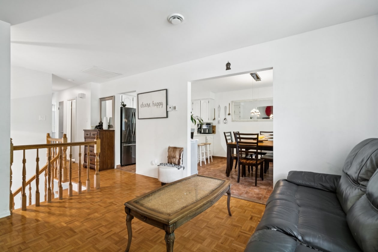 Salon — 4960, Rue Wilfrid, Montréal (Pierrefonds-Roxboro), H8Y3J6, Montréal (Pierrefonds-Roxboro)