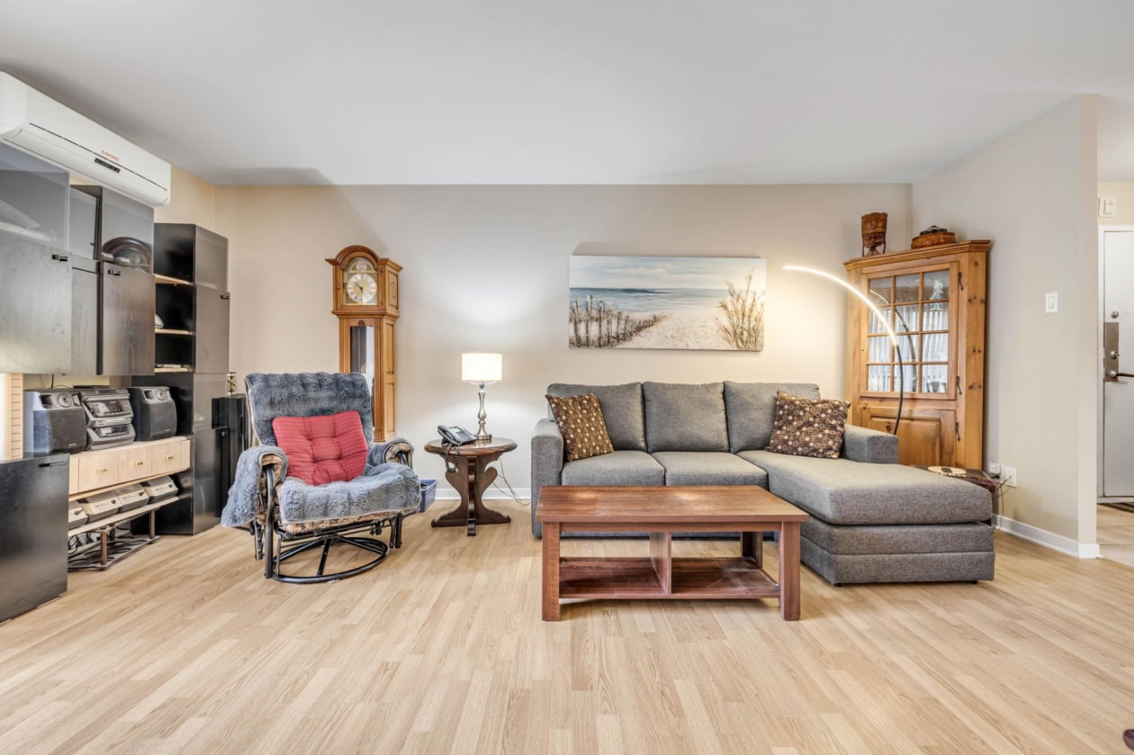 Salon — 425, Rue des Embarcations, 212, Québec (La Cité-Limoilou), G1K8S6, Québec (La Cité-Limoilou)