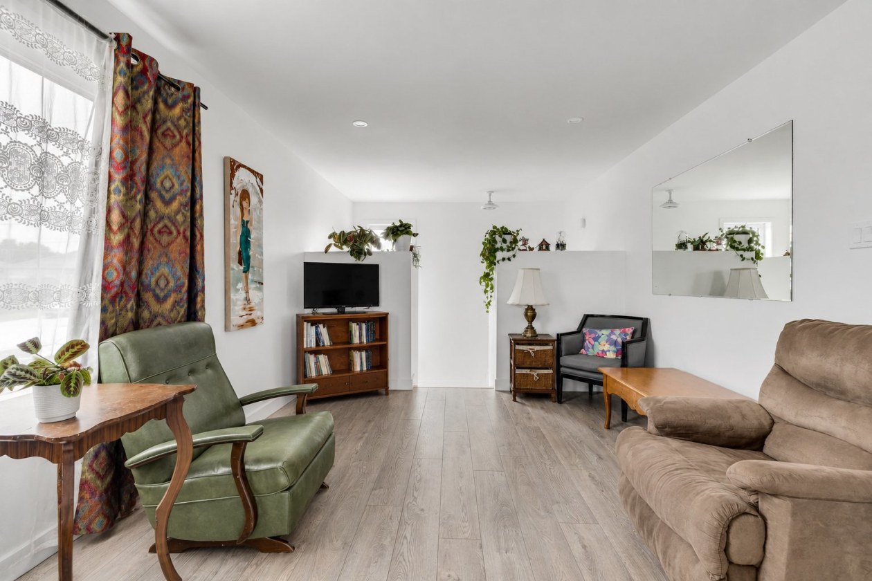 Salon — 298, Rue Desrochers, Sainte-Croix, G0S2H0, Sainte-Croix