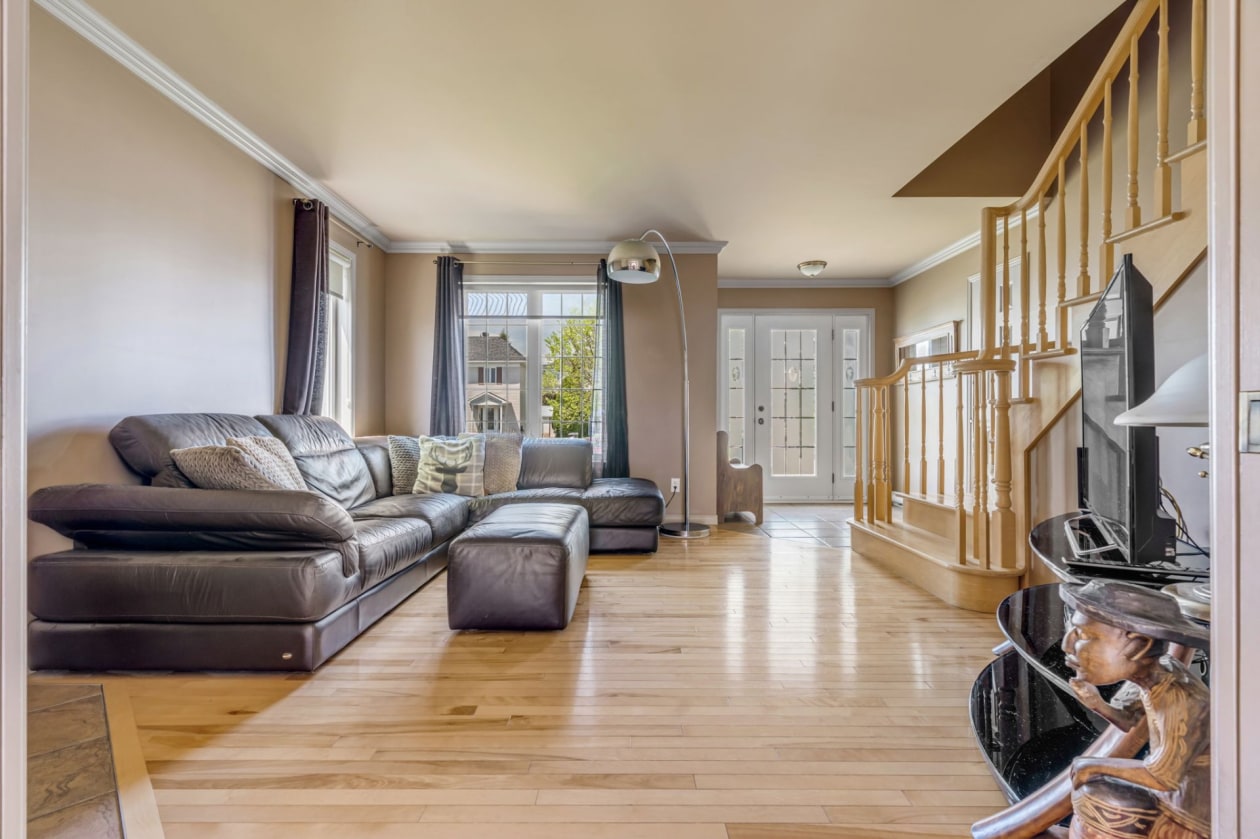 Salon — 452, Rue des Artisans, Saint-Augustin-de-Desmaures, G3A2X8, Saint-Augustin-de-Desmaures