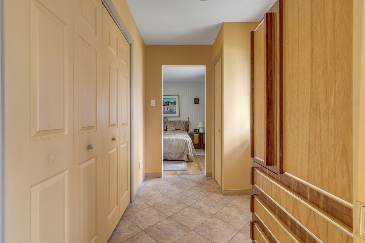 Penderie — 1323, Av. Lavigerie, Québec (Sainte-Foy/Sillery/Cap-Rouge), G1W3X4, Québec (Sainte-Foy/Sillery/Cap-Rouge)