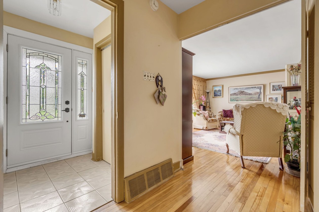 Entrée extérieure — 1323, Av. Lavigerie, Québec (Sainte-Foy/Sillery/Cap-Rouge), G1W3X4, Québec (Sainte-Foy/Sillery/Cap-Rouge)