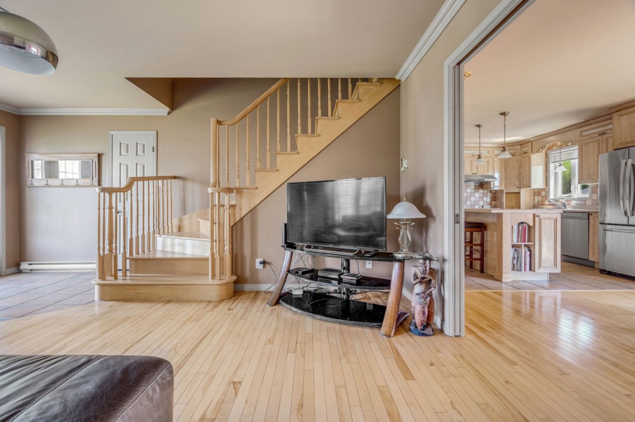 Salon — 452, Rue des Artisans, Saint-Augustin-de-Desmaures, G3A2X8, Saint-Augustin-de-Desmaures