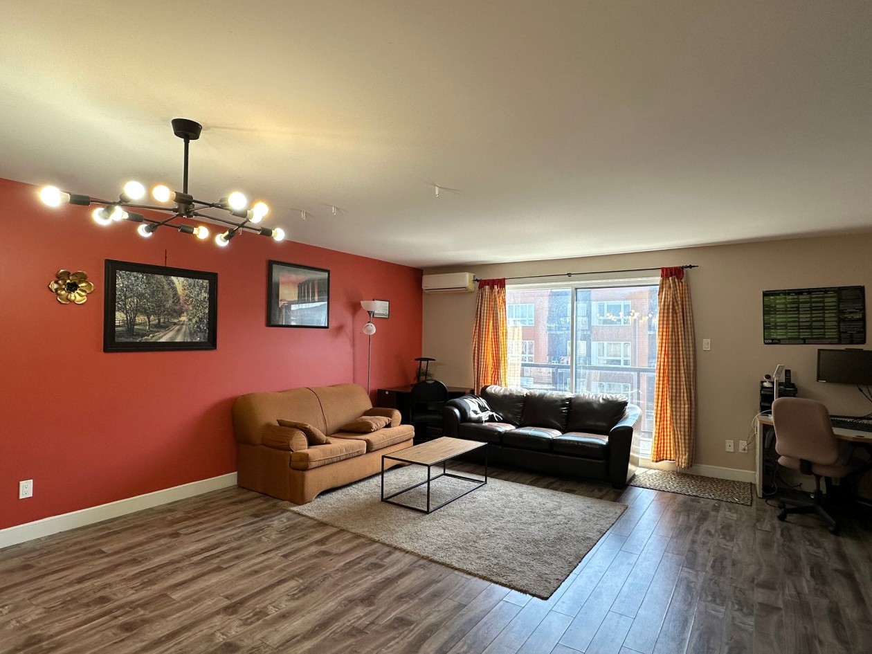 Salon — 1896, Rue Marie-Anne-Gaudreau, Québec (Les Rivières), G2K0K8, Québec (Les Rivières)