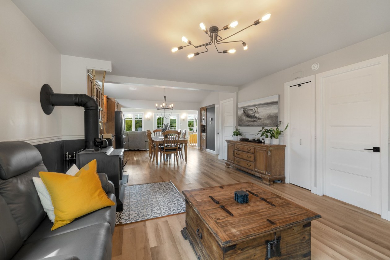 Salon — 163, Rue Dusseault, Val-des-Sources, J1T3M3, Val-des-Sources