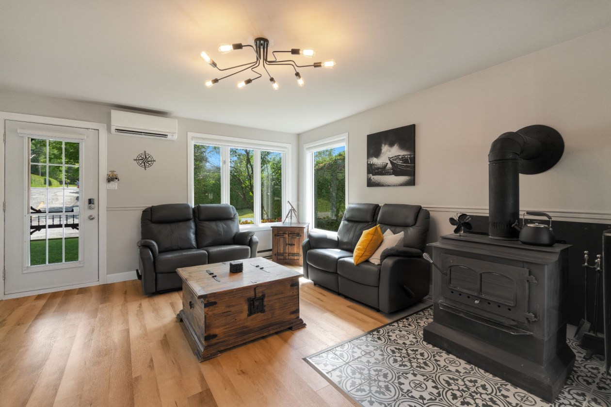 Salon — 163, Rue Dusseault, Val-des-Sources, J1T3M3, Val-des-Sources