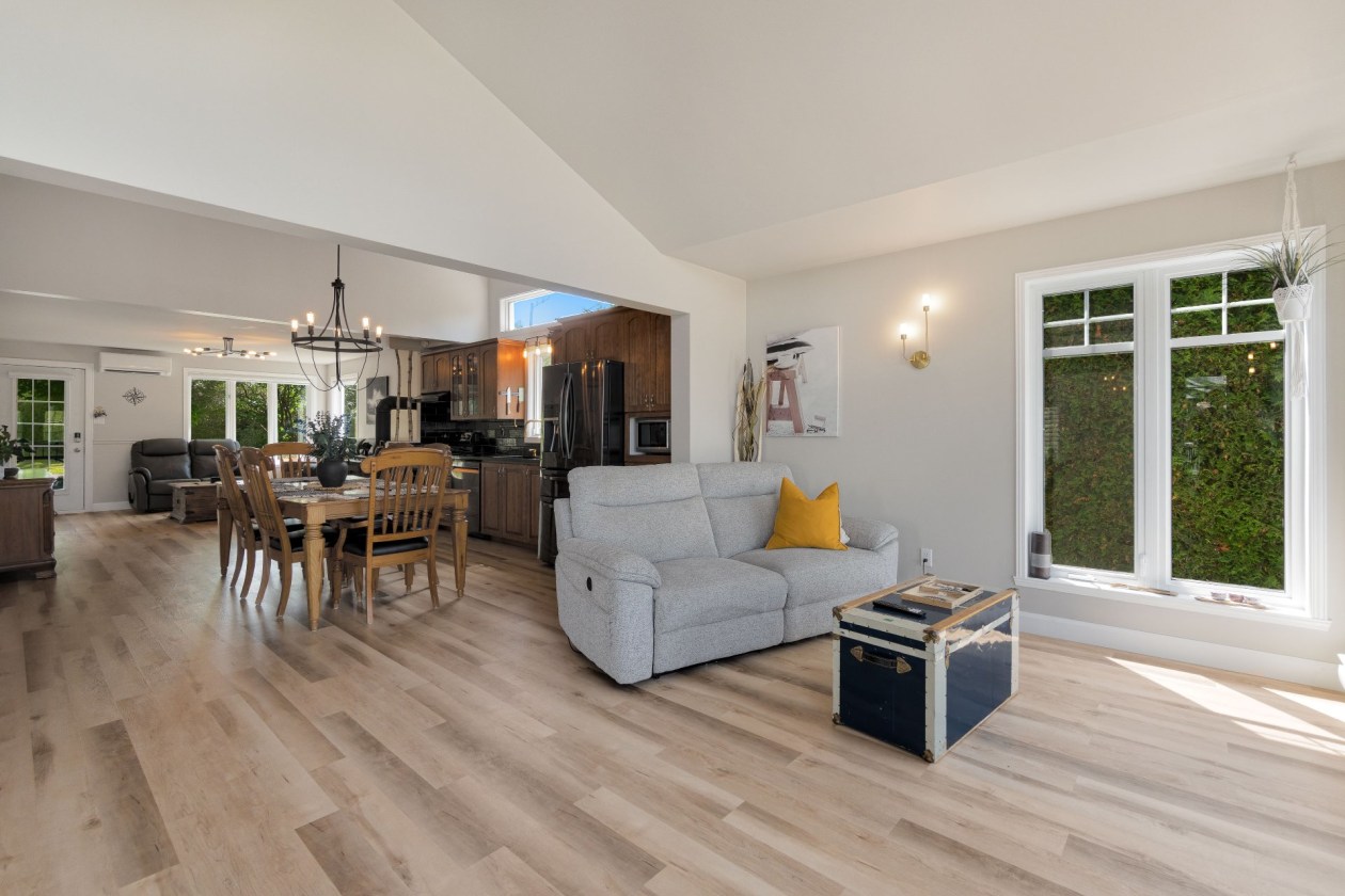Salon — 163, Rue Dusseault, Val-des-Sources, J1T3M3, Val-des-Sources