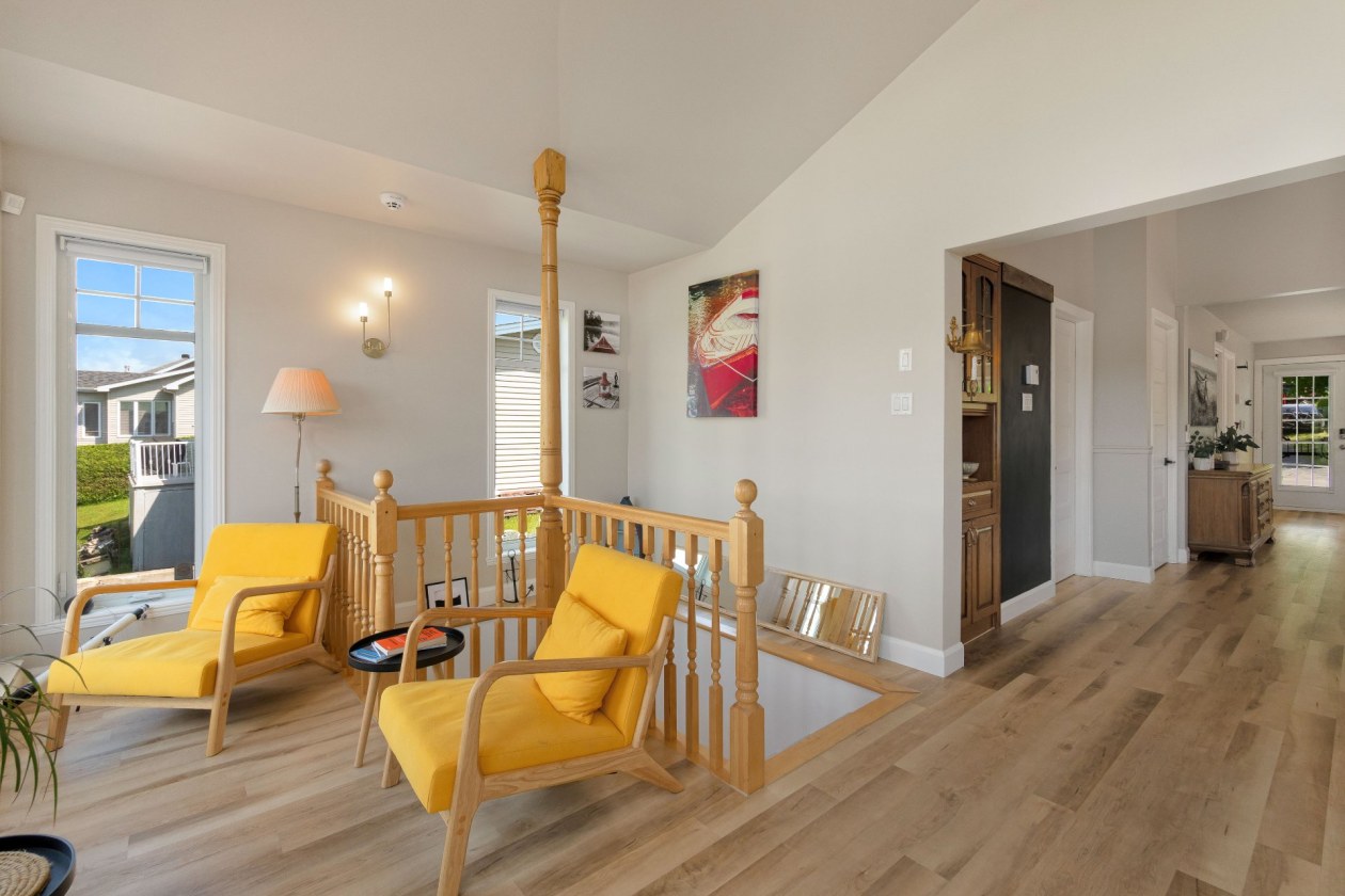 Salon — 163, Rue Dusseault, Val-des-Sources, J1T3M3, Val-des-Sources
