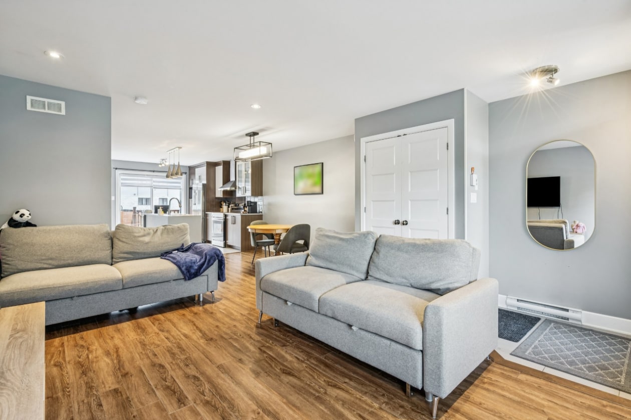 Salon — 317, Av. André-Chartrand, Vaudreuil-Dorion, J7V0M1, Vaudreuil-Dorion