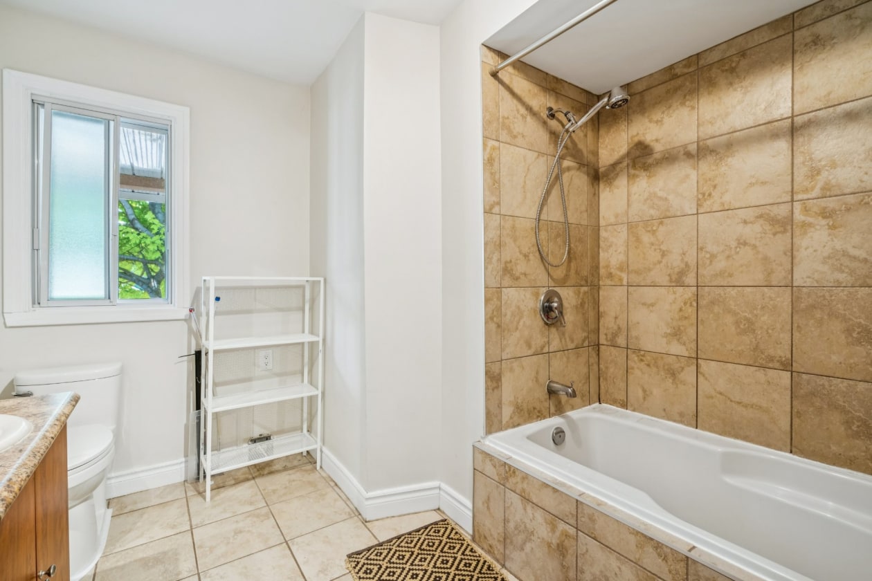 Salle de bains — 375, Rue St-Laurent, Saint-Jean-sur-Richelieu, J3B1H1, Saint-Jean-sur-Richelieu