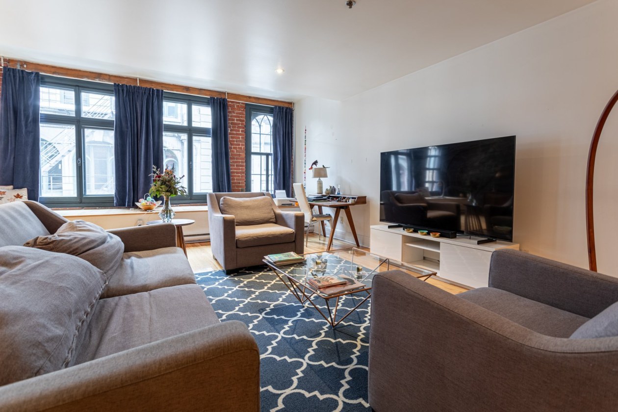 Salon — 361, Place D'Youville, 34, Montréal (Ville-Marie), H2Y2B7, Montréal (Ville-Marie)