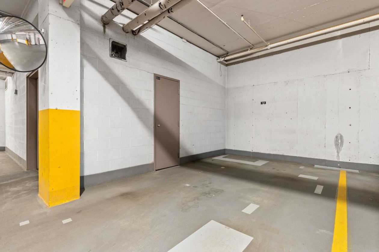 Garage — 650, Rue Notre-Dame O., 308, Montréal (Ville-Marie), H3C1J2, Montréal (Ville-Marie)