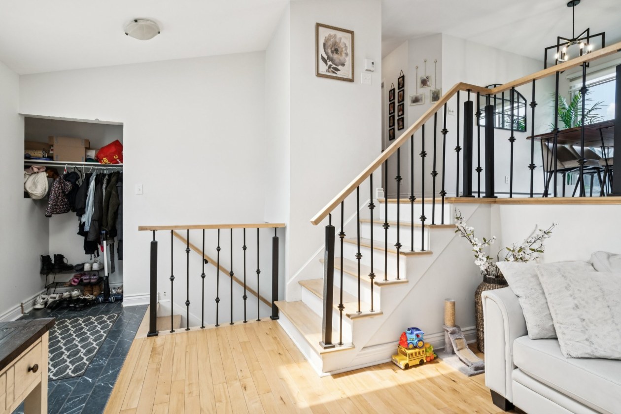 Salon — 779, Rue Saulnier, Repentigny (Repentigny), J5Y2G1, Repentigny (Repentigny)