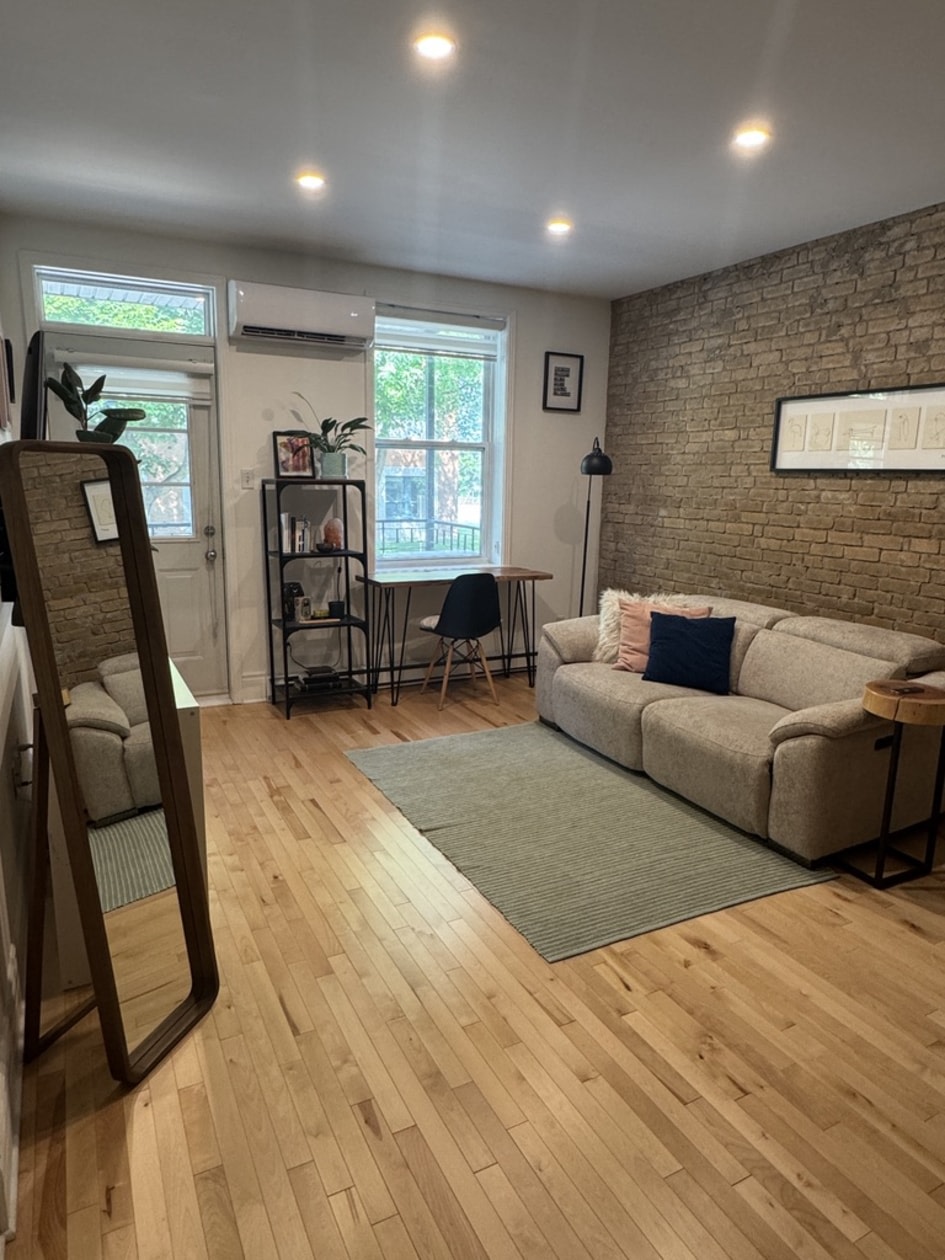 Salon — 4-1135 8E Ave, 4, Québec, G1J 3N3, Québec