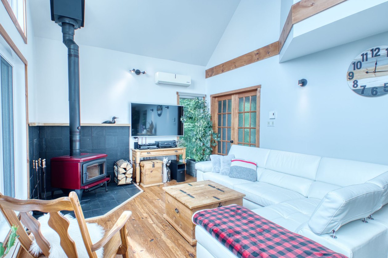 Salon — 16, Rue des Saules, Austin, J0B1B0, Austin