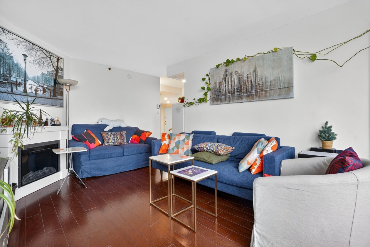 Salon — 1077, Rue St-Mathieu, 668, Montréal (Ville-Marie), H3H2S4, Montréal (Ville-Marie)