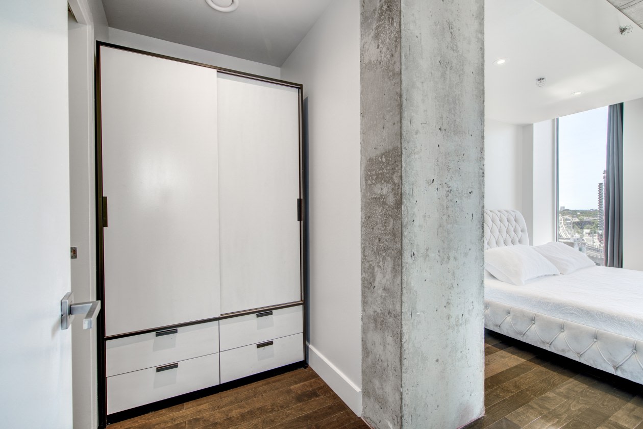 Penderie — 1104-888 Rue Wellington, 1104, Montréal, H3C 0N1, Montréal
