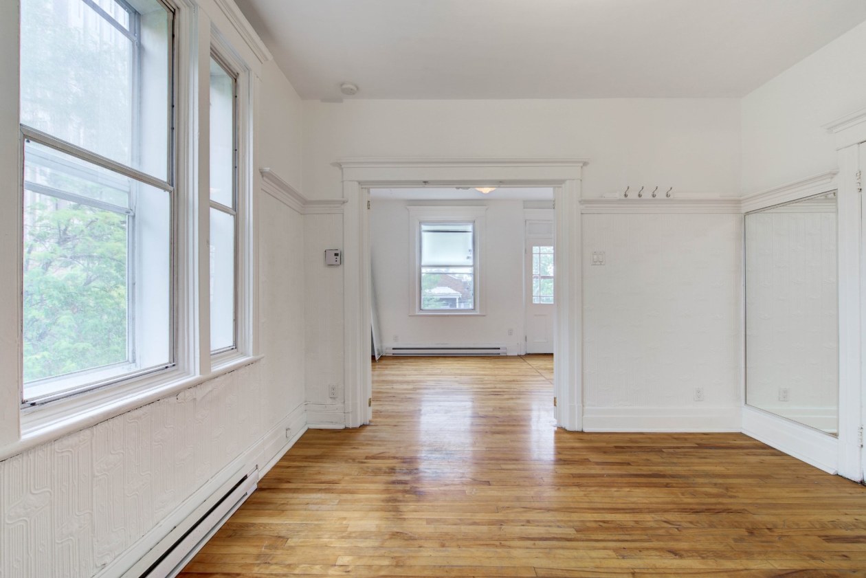 Salon — 8781 - 8791, Av. Henri-Julien, Montréal (Ahuntsic-Cartierville), H2M1M5, Montréal (Ahuntsic-Cartierville)