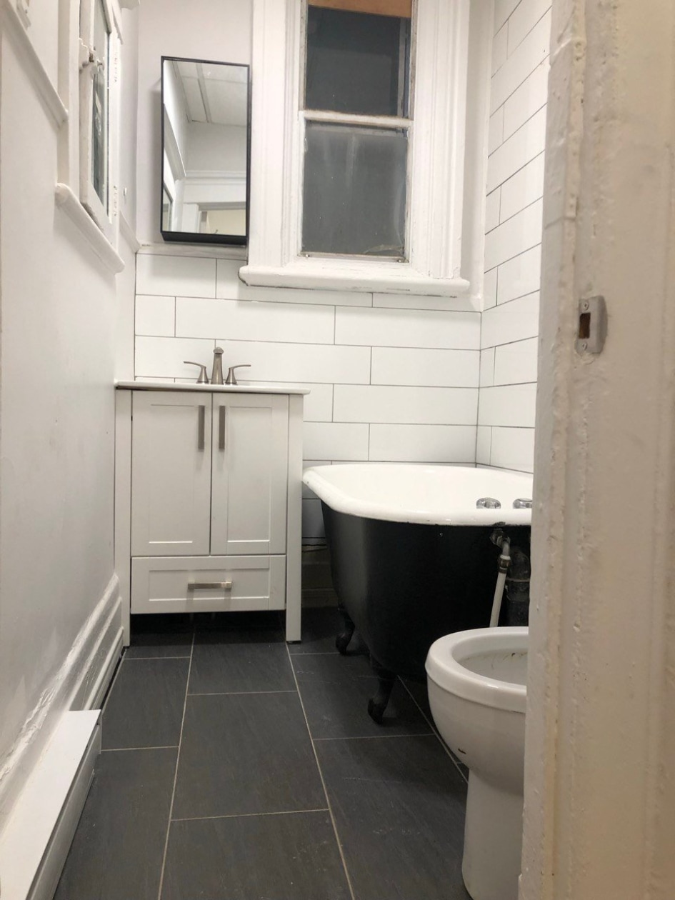 Salle de bains — 8781 - 8791, Av. Henri-Julien, Montréal (Ahuntsic-Cartierville), H2M1M5, Montréal (Ahuntsic-Cartierville)