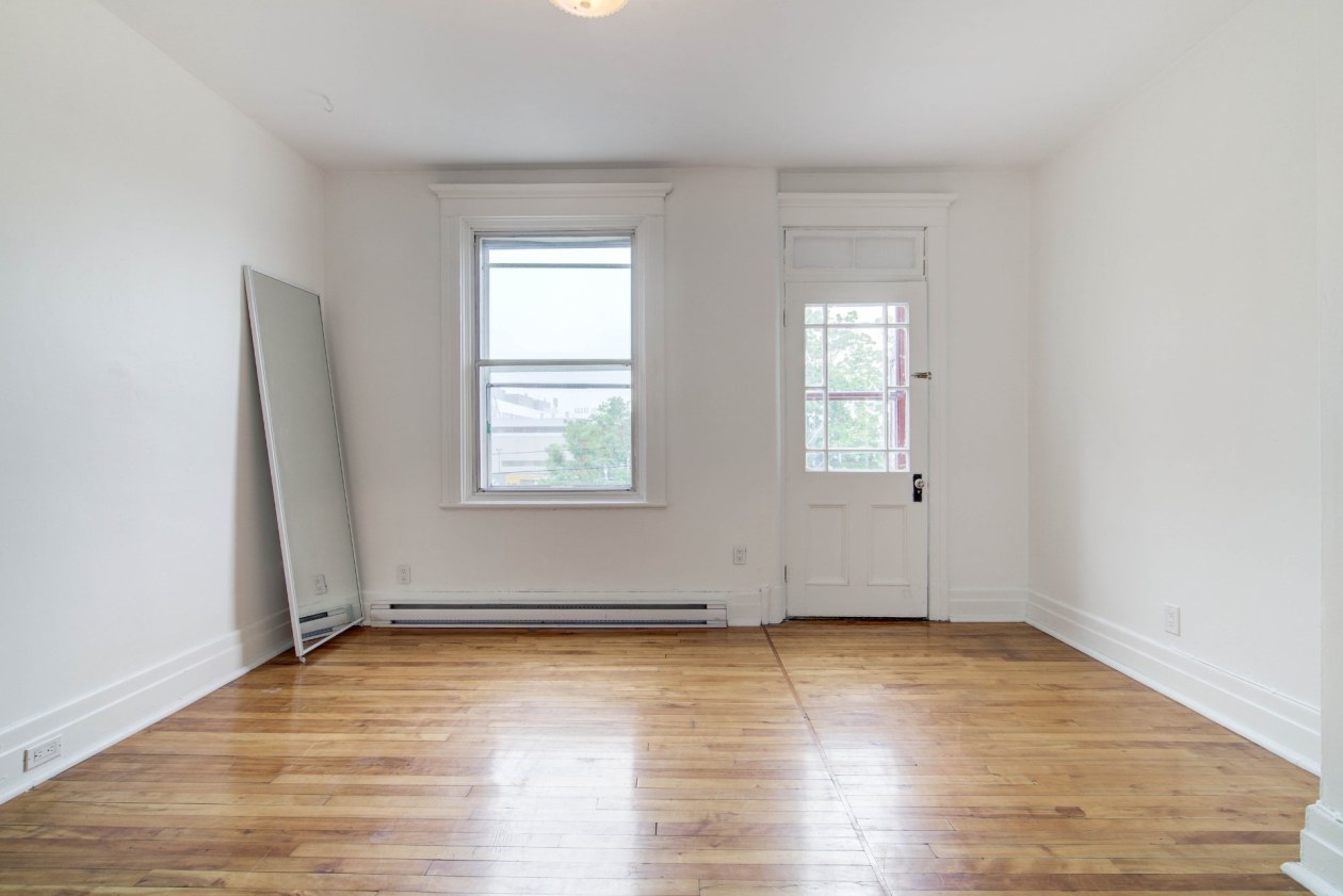Salon — 8781 - 8791, Av. Henri-Julien, Montréal (Ahuntsic-Cartierville), H2M1M5, Montréal (Ahuntsic-Cartierville)