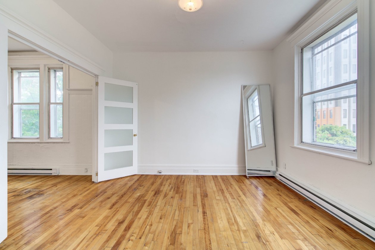 Salle familiale — 8781 - 8791, Av. Henri-Julien, Montréal (Ahuntsic-Cartierville), H2M1M5, Montréal (Ahuntsic-Cartierville)