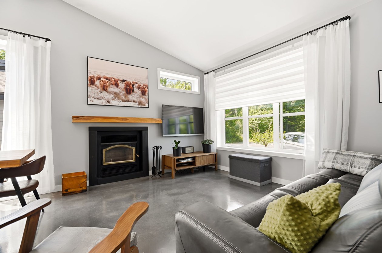 Salon — 272, Ch. de Wexford, Shannon, G3S0Z4, Shannon