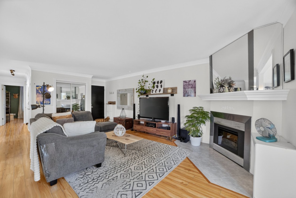 Salon — 3250, Av. Marie-Rivier, 202, Saint-Hyacinthe, J2S8M5, Saint-Hyacinthe