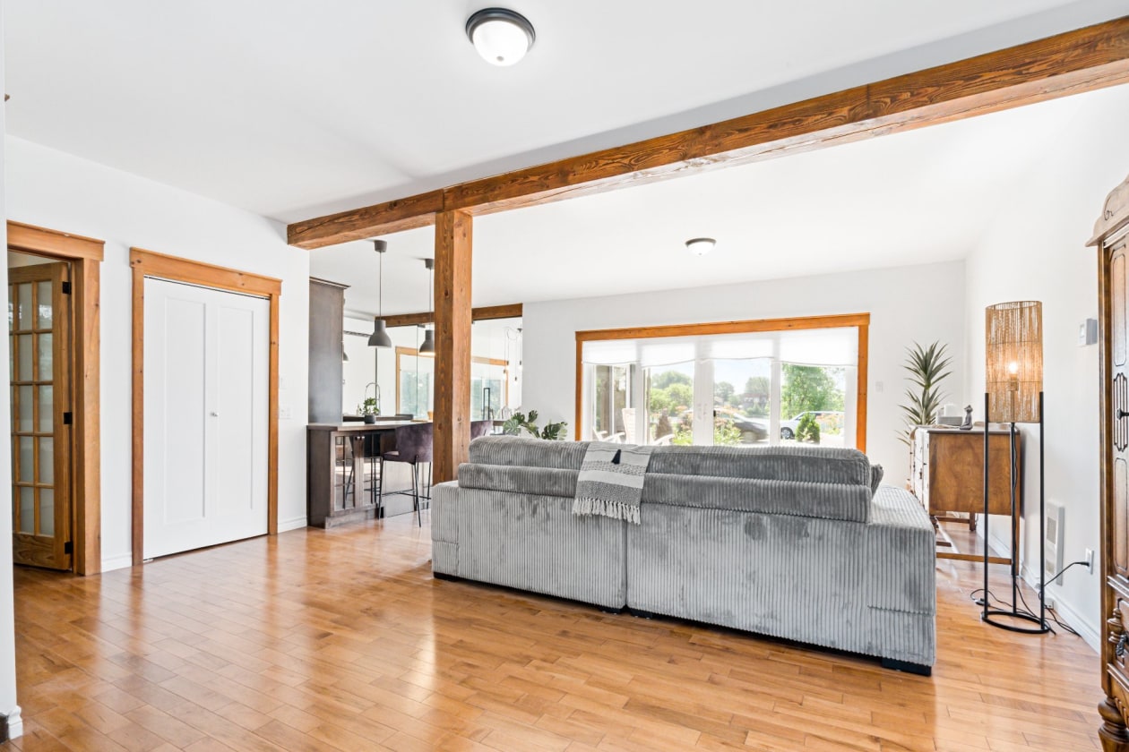 Salon — 309, Ch. du Richelieu, Saint-Basile-le-Grand, J3N1M4, Saint-Basile-le-Grand