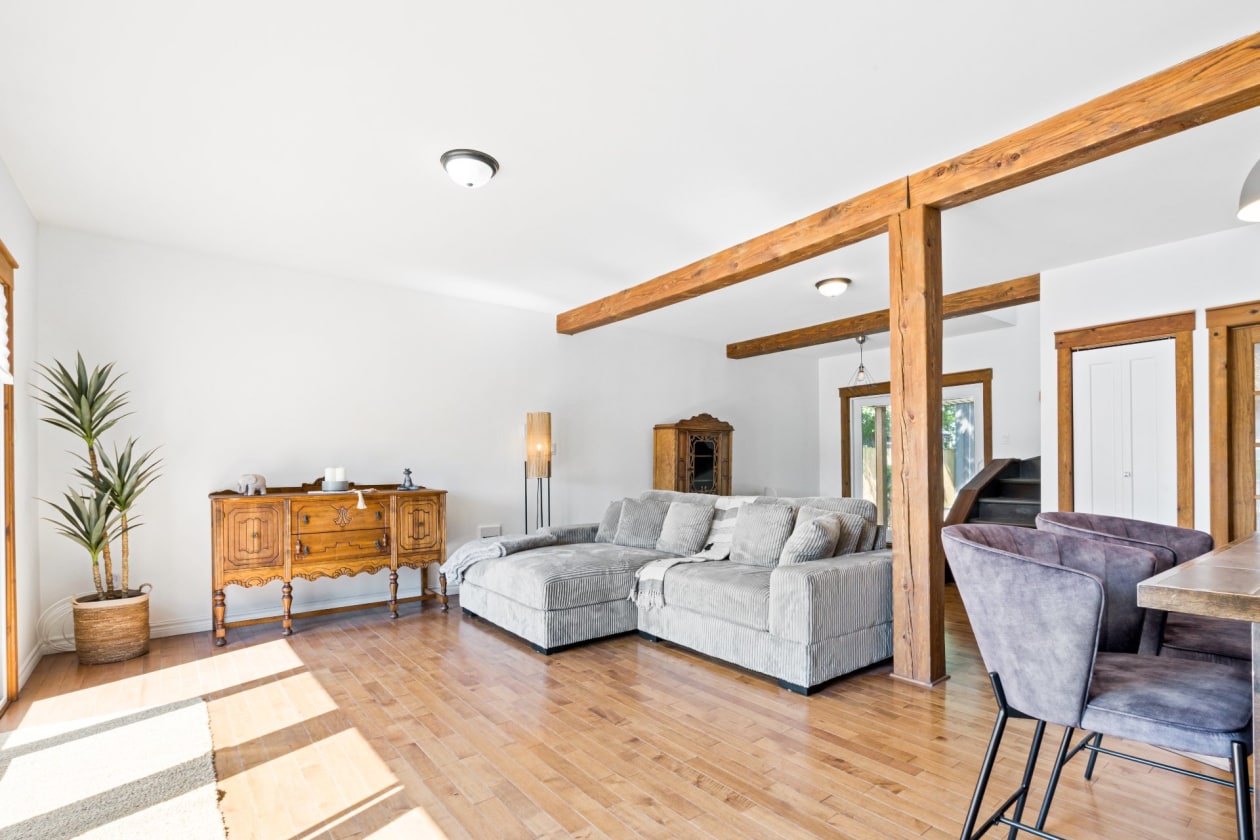 Salon — 309, Ch. du Richelieu, Saint-Basile-le-Grand, J3N1M4, Saint-Basile-le-Grand
