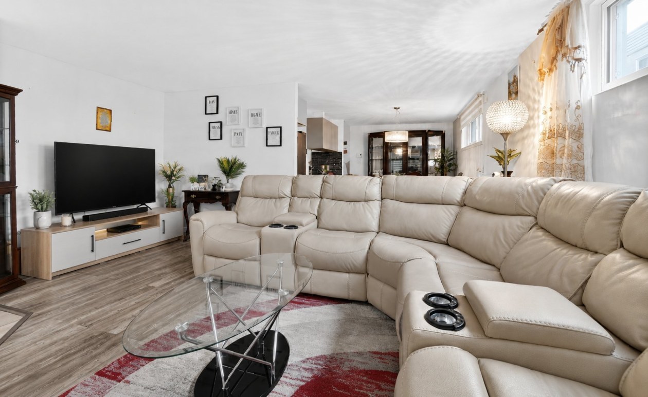 Salon — 1058, Rue de la Famille-Dubreuil, A, Montréal (Rivière-des-Prairies/Pointe-aux-Trembles), H1A5N6, Montréal (Rivière-des-Prairies/Pointe-aux-Trembles)