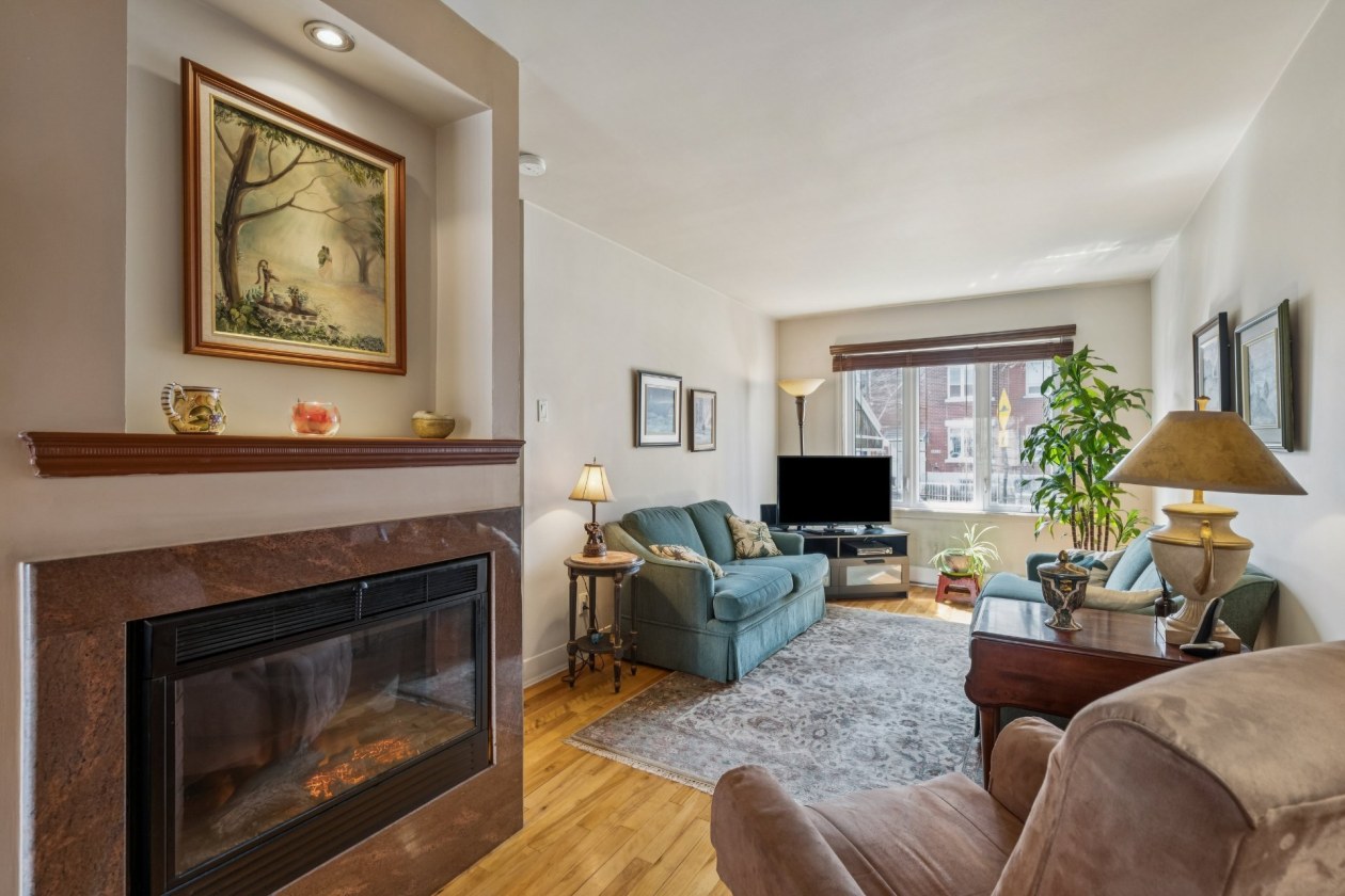 Salon — 1815 - 1817, Rue Cardinal, Montréal (Le Sud-Ouest), H4E1N3, Montréal (Le Sud-Ouest)