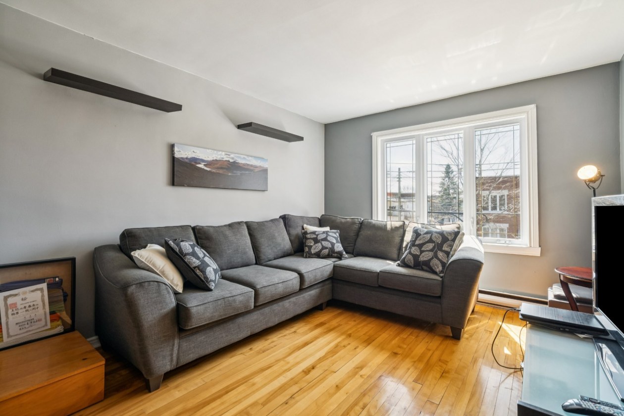 Salon — 1815 - 1817, Rue Cardinal, Montréal (Le Sud-Ouest), H4E1N3, Montréal (Le Sud-Ouest)